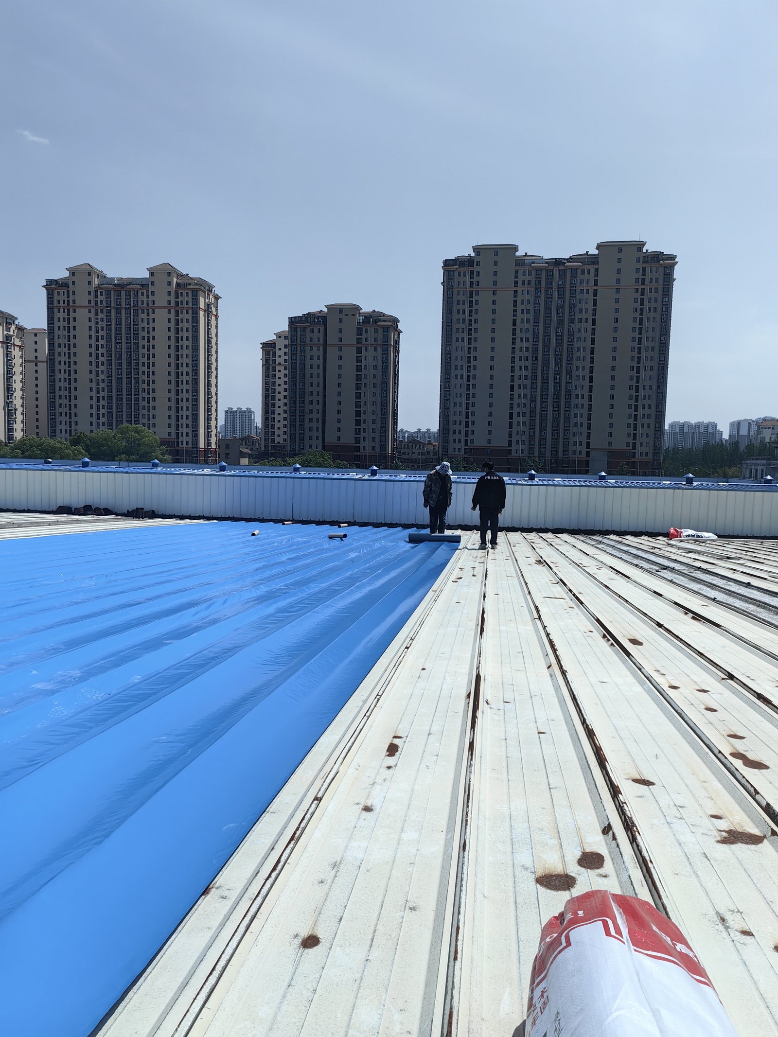 Latest company news about How to construct metal self adhesive roof membrane？