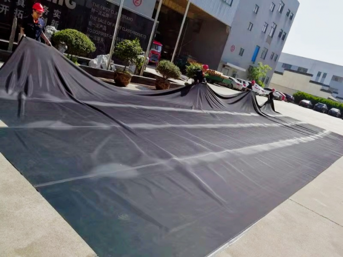 光滑的 1.2 毫米 EPDM 防水卷材,提供焊接/粘合,用于旧彩钢屋顶翻新